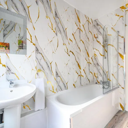 -rb15cfa- For Relaxed And Cosy With Free Parking Λιντς