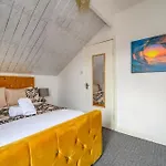 Guest house -rb15cfa- For Relaxed And Cosy With Free Parking Leeds (West Yorkshire)