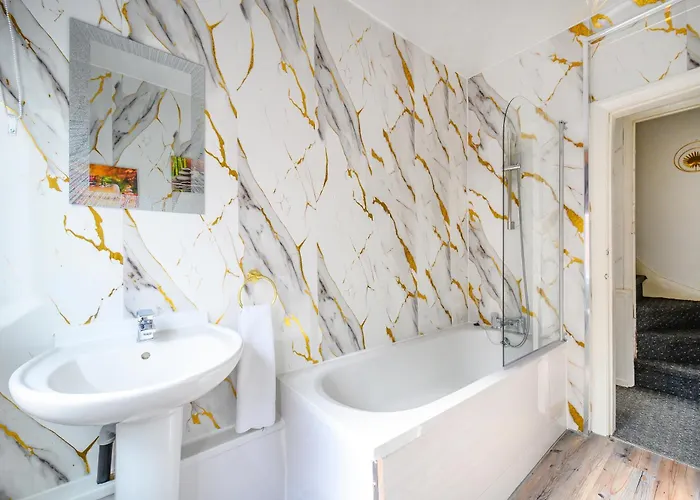 -rb15cfa- For Relaxed And Cosy With Free Parking Leeds (West Yorkshire)